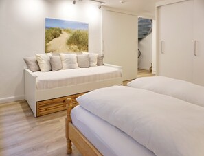 1 bedroom, iron/ironing board, free WiFi, bed sheets - Großzügige Parterrewohnung in 2. Reihe zum Wattenmeer und Ruhig Gelegen (Sylt / OT Keitum)