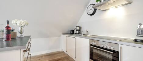 Coffee/tea maker, fridge, oven, stovetop