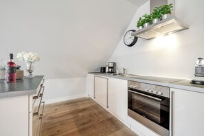 Coffee/tea maker, fridge, oven, stovetop