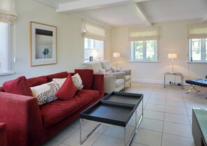 TV, fireplace, DVD player, stereo - Restauriertes, Unter Denkmalschutz Stehendes Reetdach-einzelhaus der Extraklasse (Sylt / OT Keitum)