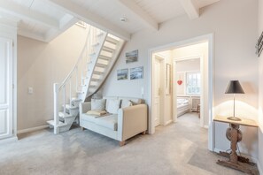 Tv, eldstad, dvd-spelare och en stereo