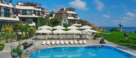 Seasonal outdoor pool, pool umbrellas, sun loungers