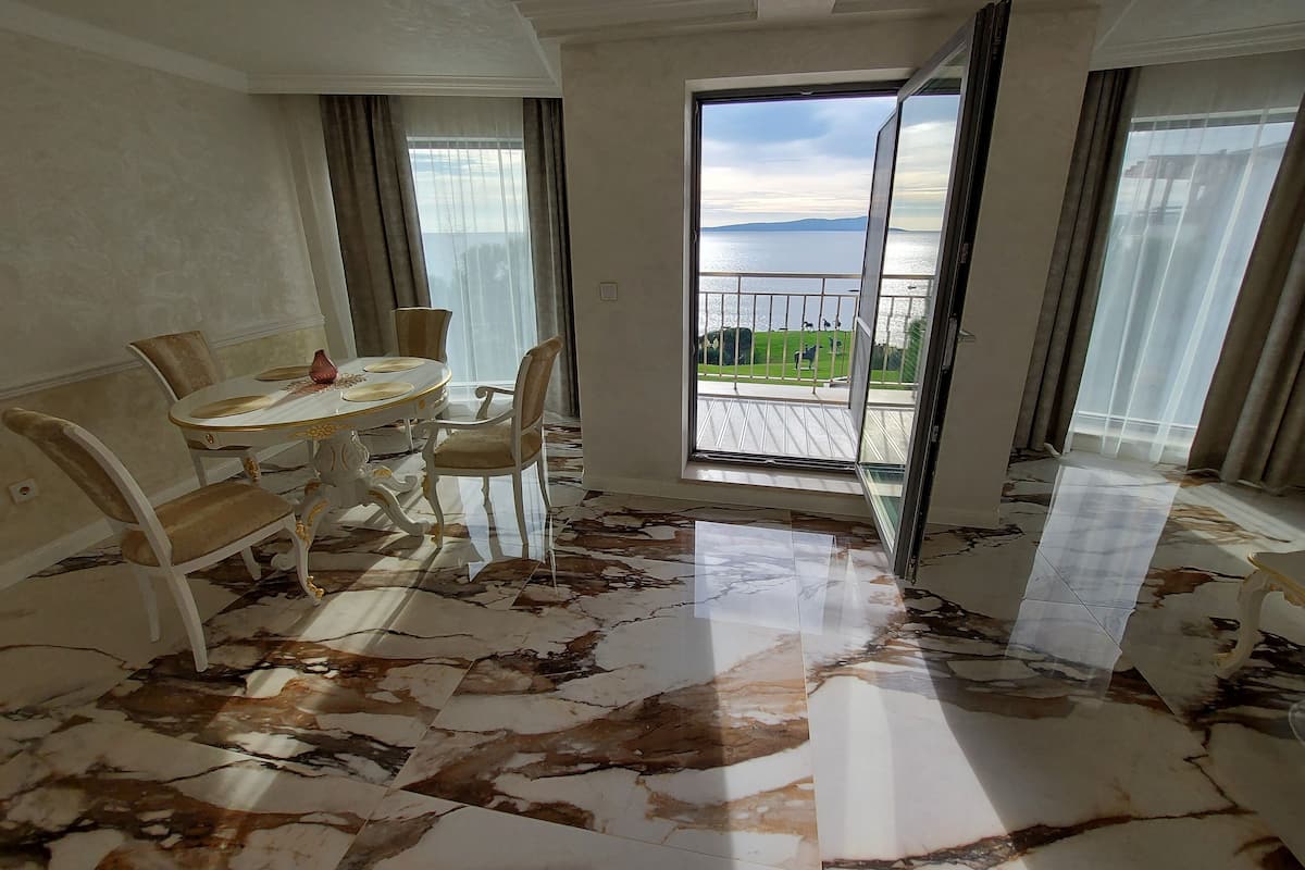 Superior Suite | 1 bedroom, in-room safe, desk, laptop workspace