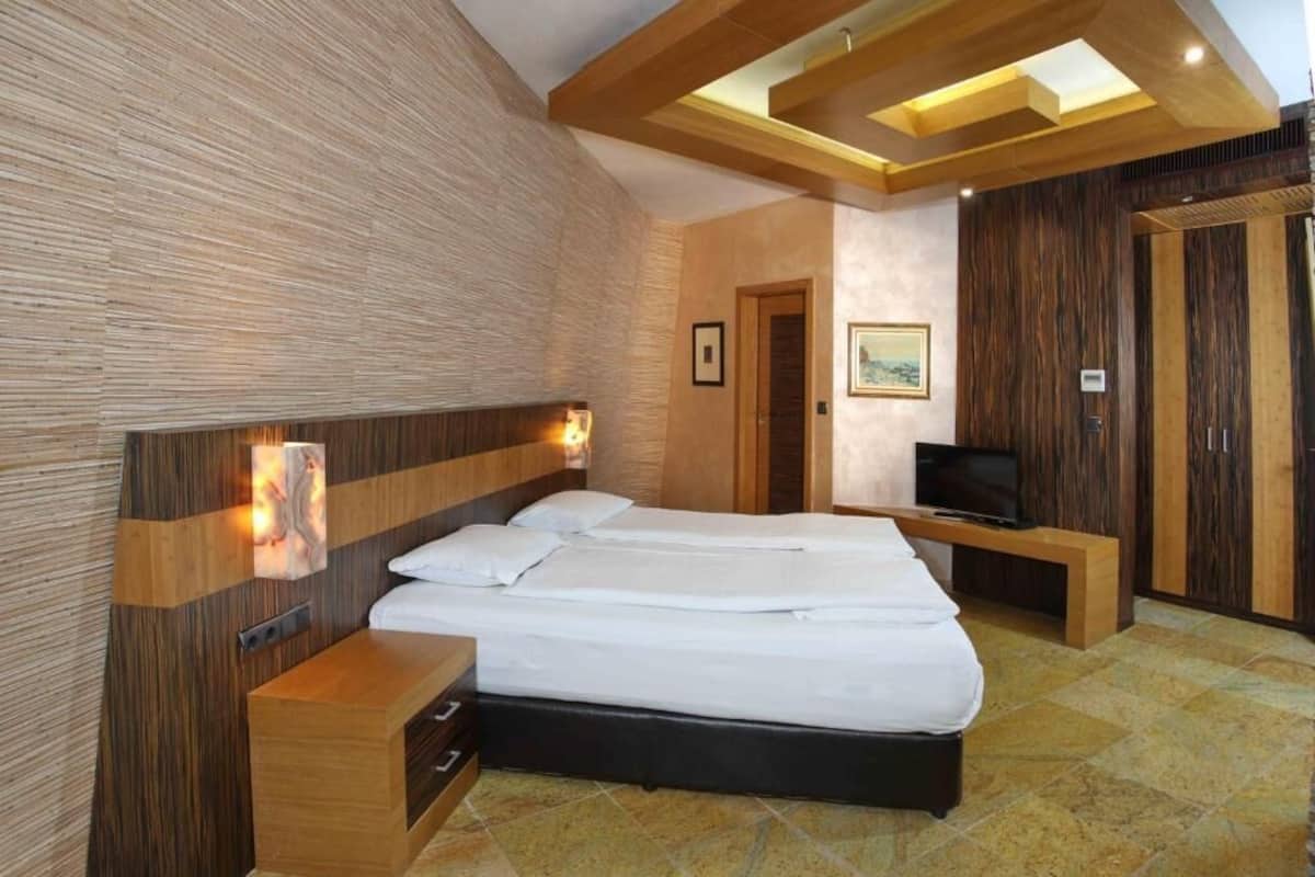 1 bedroom, in-room safe, desk, laptop workspace