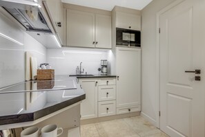 Kjøleskap, mikrobølgeovn, kokeplater og oppvaskmaskin