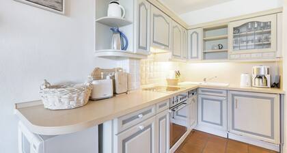 Umringt von Salzwiesen und Deichblick Ruht der "seestern"