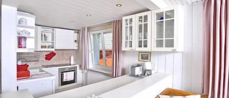 Réfrigérateur, un four, surface de cuisson, cafetiÚre-théiÚre