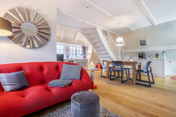 Televisión, chimenea y estéreo 