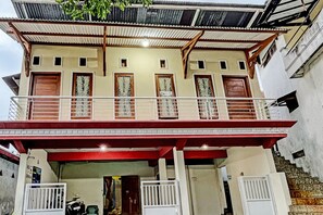 Exterior - OYO 93422 Villa Tirto (Mojokerto)