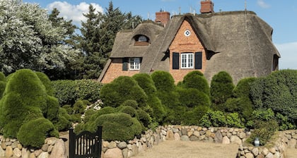 Doppelhaushälfte in Bestlage unter Reet mit privatem Weg zum Watt