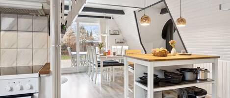 Frigorífico, microondas, horno y lavavajillas