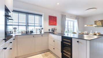 Køleskab, ovn, kogeplade, opvaskemaskine