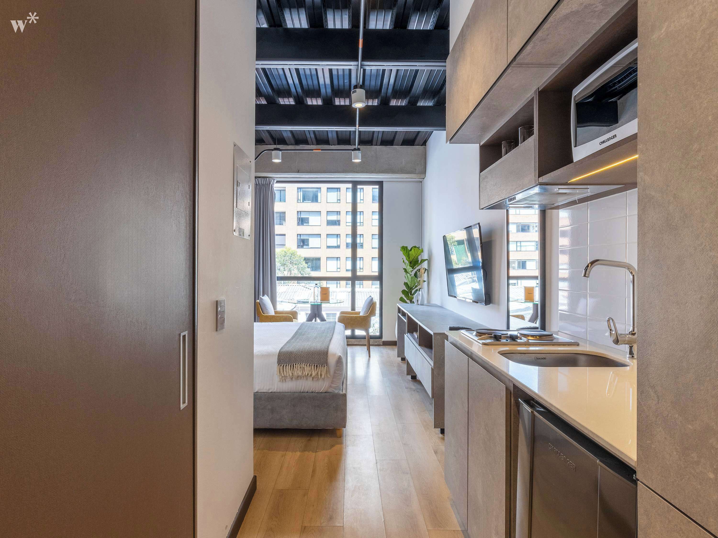1 habitación, escritorio, tabla de planchar con plancha y wifi 