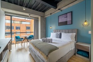 1 habitación, escritorio, tabla de planchar con plancha y wifi 