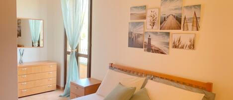 2 soverom, strykejern/-brett, sengetøy og rullestolvennlig