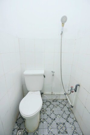 Chambre économique double | Salle de bain | Douche, savon
