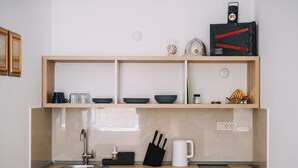 Apartemen Eksekutif | Dapur pribadi | Mesin pembuat kopi/teh, ketel listrik, dan meja makan