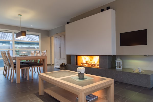 Dining - "villa Westhoek", Spacious & Stylish 4 Bedroom Villa for 8 People Near Ypres (Langemark-Poelkapelle)