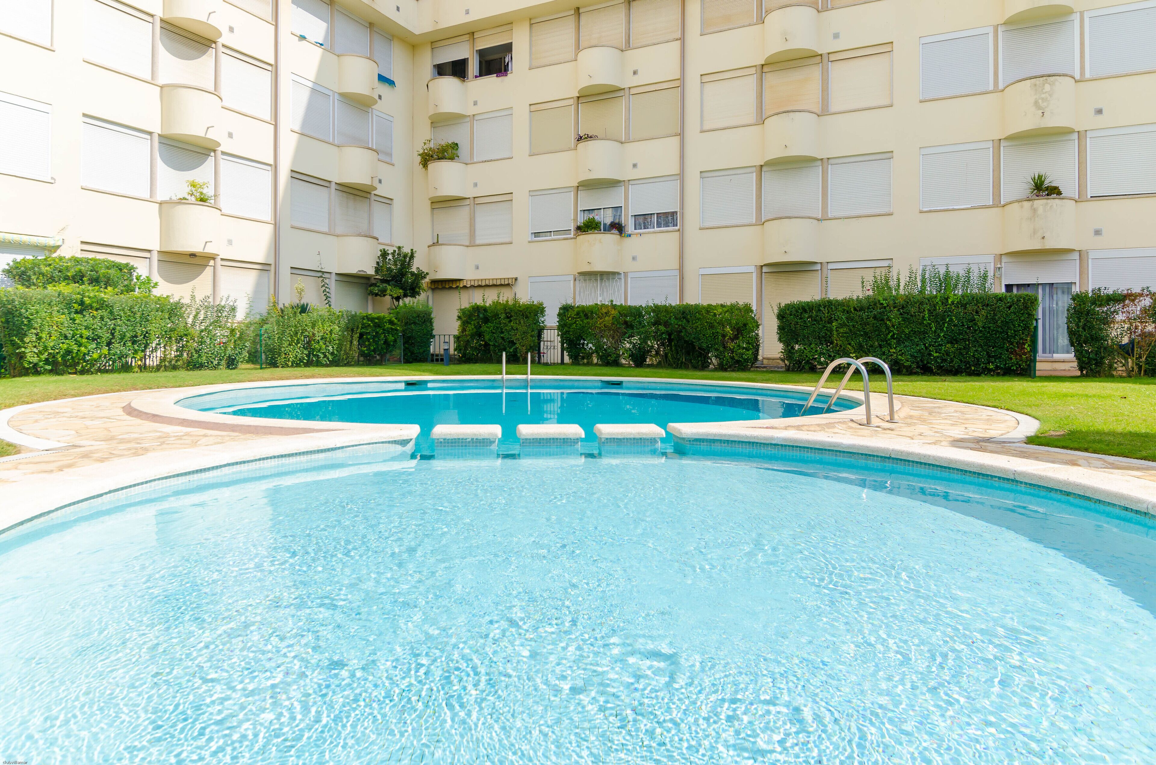 حمّام سباحة خارجي