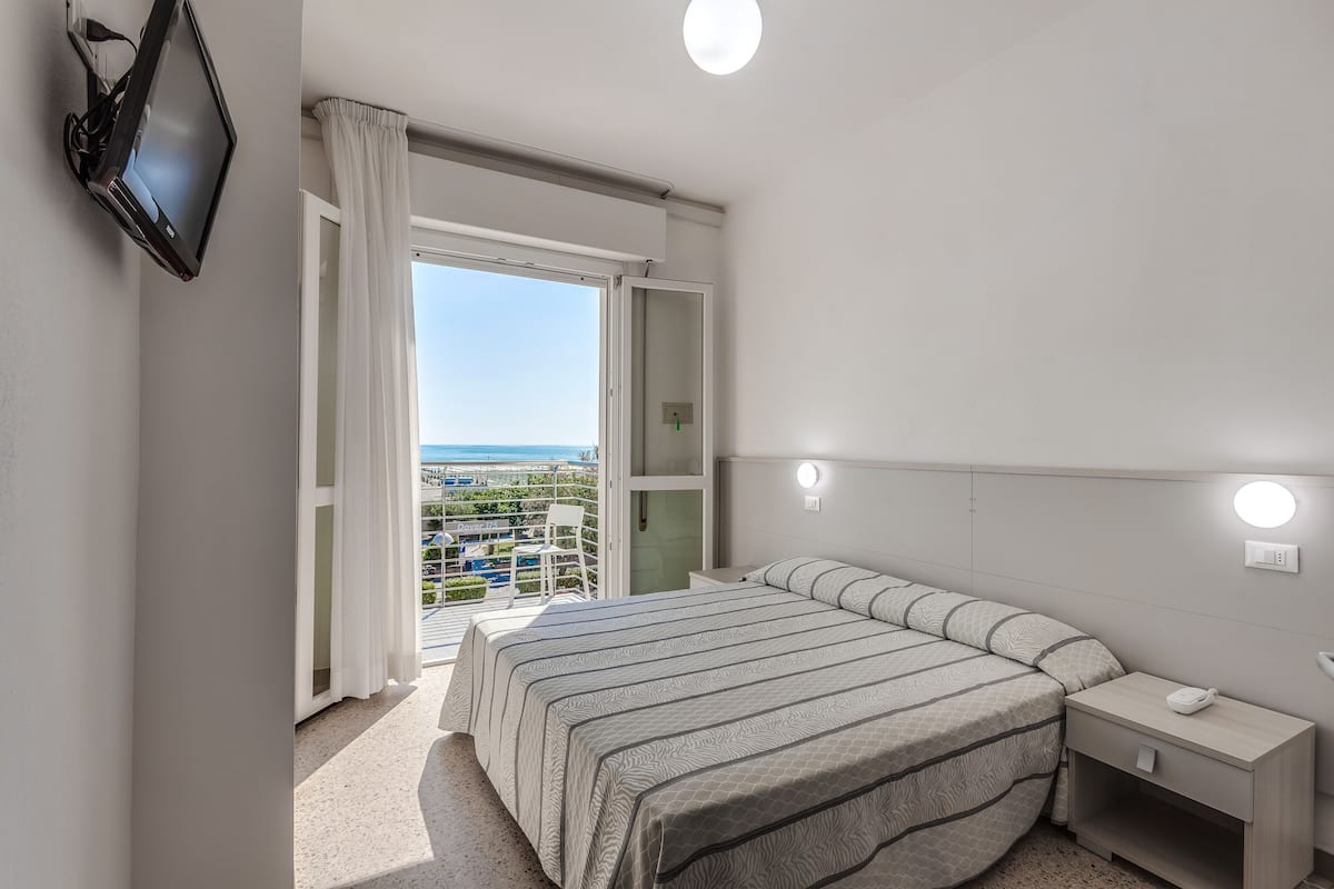 1 slaapkamer, een kluis op de kamer, verduisterende gordijnen