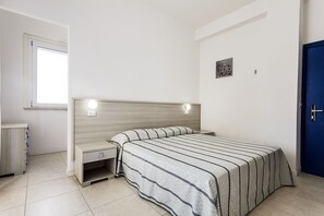 Comfort Room | In-room safe, blackout drapes, free WiFi, bed sheets - Hotel Blues (Cervia)