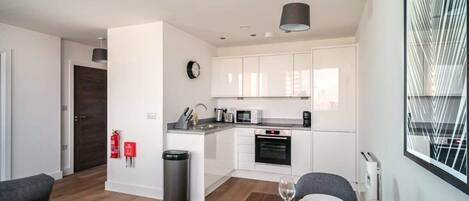 Kjøleskap, mikrobølgeovn, ovn og kokeplater