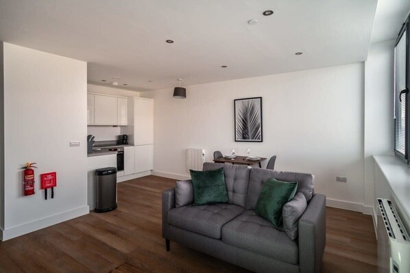 TV, offices - Stay Zeni, Alexandra Rise Manchester Modern 1 Bed (Manchester)