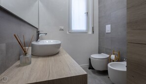 Appartamento (2 Bedrooms) | Bagno | Doccia, set di cortesia gratuito, asciugacapelli, bidet