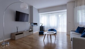 Appartamento (2 Bedrooms) | Area soggiorno | Smart TV 55 pollici con canali via cavo, TV