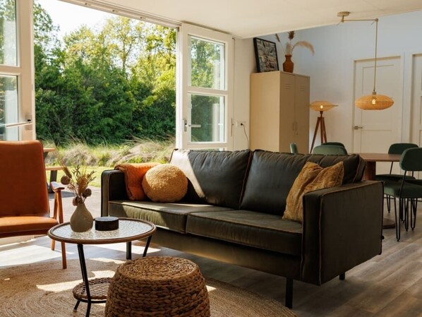 TV, fireplace - Welcome to this very well-equipped chalet with a contemporary Scandinavian flair! Located on the edg (BURGH-HAAMSTEDE)