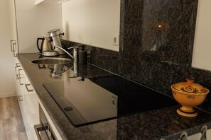 Kjøleskap, mikrobølgeovn, kokeplater og oppvaskmaskin