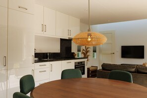 Kjøleskap, mikrobølgeovn, kokeplater og oppvaskmaskin