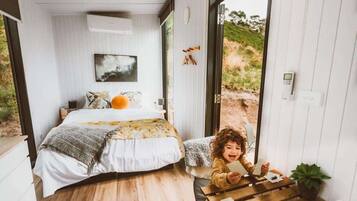 1 bedroom, bed sheets