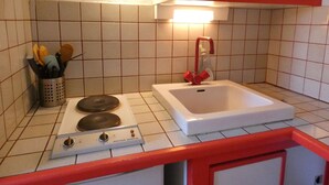 Fridge, oven, stovetop - Cozy Studio with Balcony, Gym Access, & Parking - Sleeps 4 (Vignec)