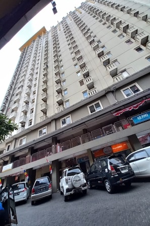 Exterior - Capital O 93434 Apartement Gateway Cicadas By MGM II Property (Bandung)