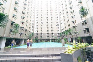 Outdoor pool - Capital O 93434 Apartement Gateway Cicadas By MGM II Property (Bandung)