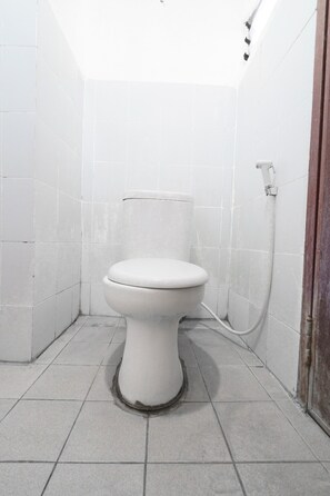 Family Suite | Bathroom | Shower, towels, soap - Capital O 93434 Apartement Gateway Cicadas By MGM II Property (Bandung)