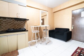 Familiesuite | Oppholdsområde | En 32-tommers Flatskjerm-TV med kabel-kanaler