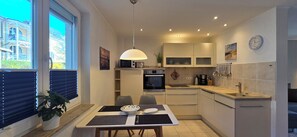 Kylskåp, mikrovågsugn, ugn och spishäll