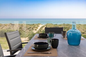 Apartamento superior, 2 habitaciones, vistas al mar, frente al mar | Terraza o patio