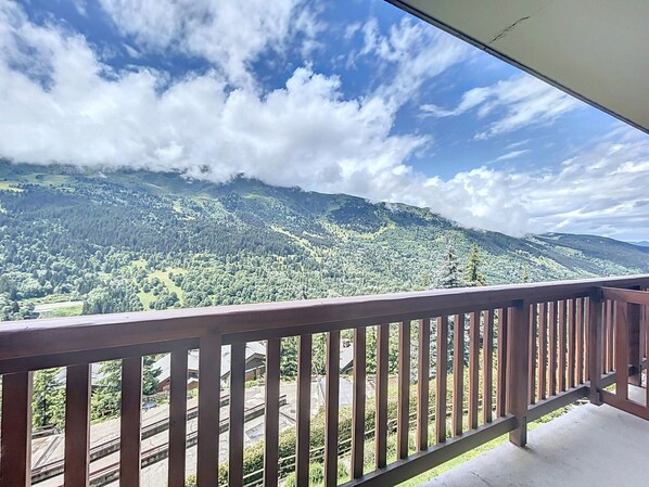 A balcony with a view of a mountainous landscape. - Functional Apt near slopes, shops, with balcony & WiFi in Méribel (Méribel)