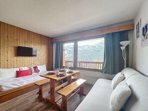 TV - Functional Apt near slopes, shops, with balcony & WiFi in Méribel (Méribel)