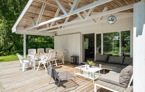 Outdoor dining - Beautiful home in Hadsund with sauna (Hadsund)