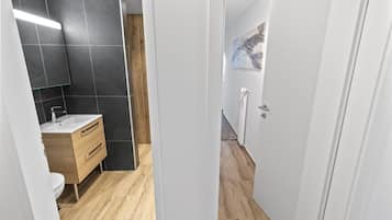 Een haardroger, handdoeken