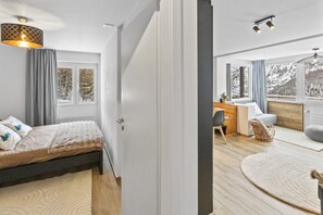 Iron/ironing board, free WiFi, bed sheets