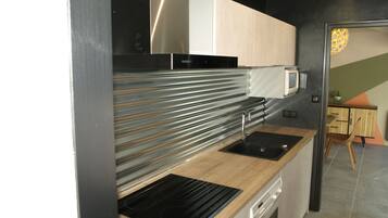 Réfrigérateur, micro-ondes, four, plaque de cuisson