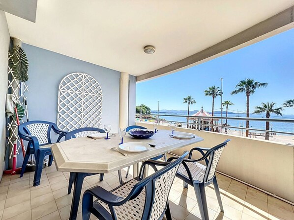 Outdoor dining - 2-Bedroom Apartment with AC and Parking in La Ciotat (4 guests) (La Ciotat)