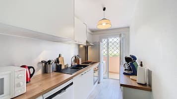 Réfrigérateur, micro-ondes, lave-vaisselle, cafetiÚre/bouilloire