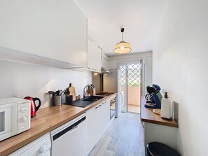 Réfrigérateur, micro-ondes, lave-vaisselle, cafetière/bouilloire