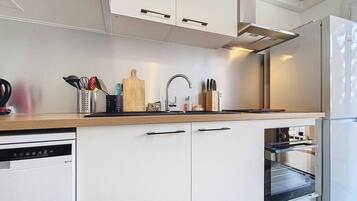 Réfrigérateur, micro-ondes, lave-vaisselle, cafetiÚre/bouilloire